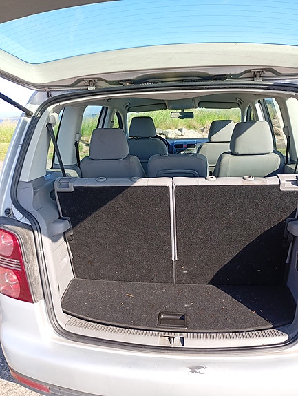 Volkswagen Touran 4 of 5