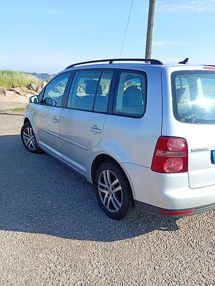 Volkswagen Touran 2 of 5