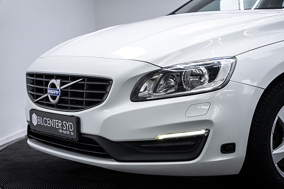 Volvo V60 2 of 5