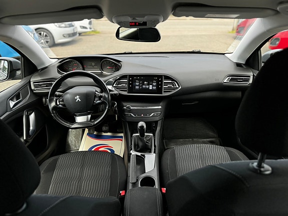 Peugeot 308 SW 19 of 30