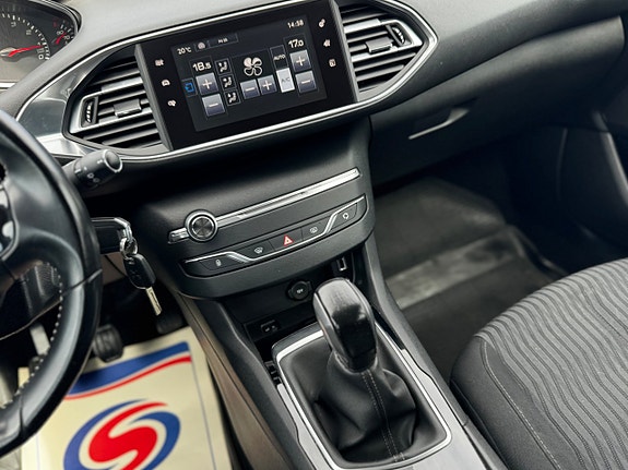 Peugeot 308 SW 28 of 30
