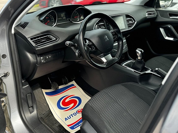 Peugeot 308 SW 13 of 30