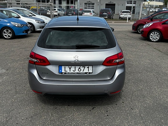 Peugeot 308 SW 10 of 30