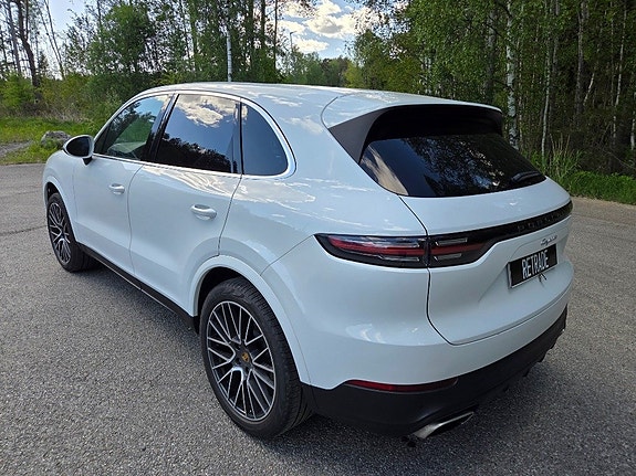 Porsche Cayenne 4 of 5