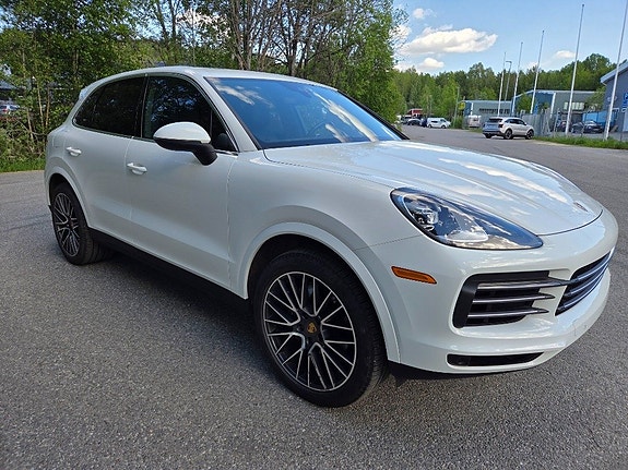 Porsche Cayenne 2 of 5