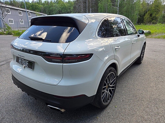Porsche Cayenne 3 of 5