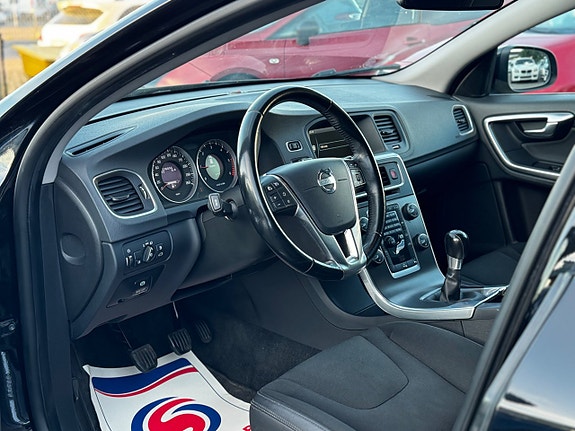 Volvo V60 8 of 23