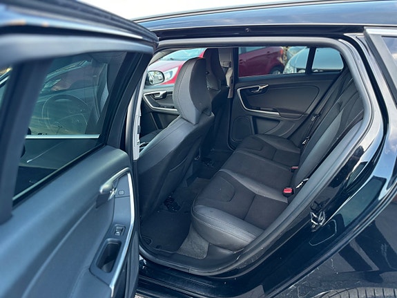 Volvo V60 11 of 23