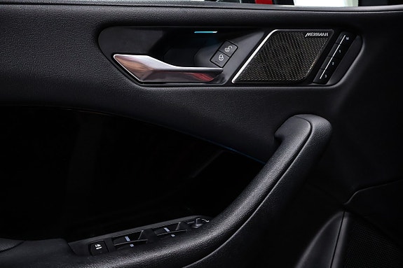 Jaguar I-PACE 18 of 30