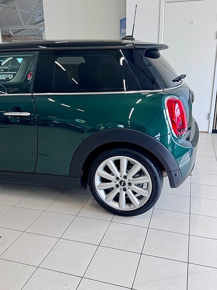 MINI Cooper 4 of 5