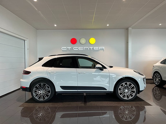 Porsche Macan S 2 of 15