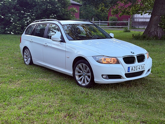 BMW 320i 3 of 5