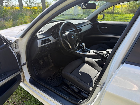BMW 320i 4 of 5