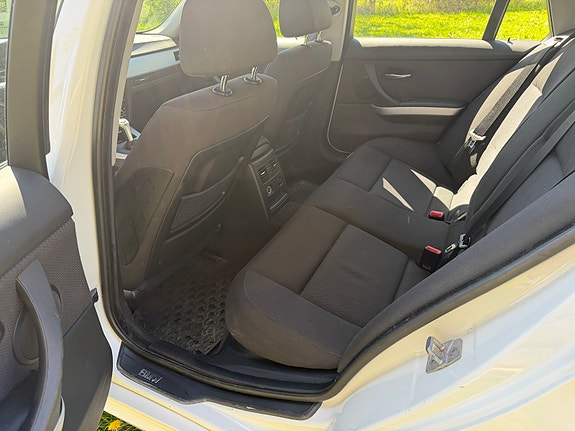 BMW 320i 6 of 6