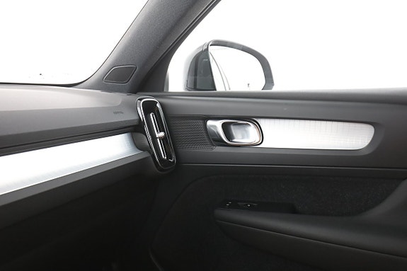 Volvo XC40 30 of 30