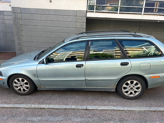 Volvo V40 2 of 5