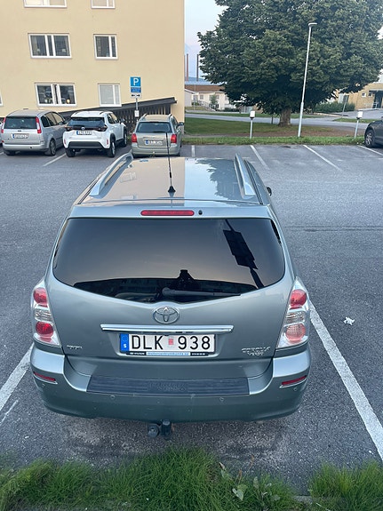 Toyota Corolla Verso 2 of 5