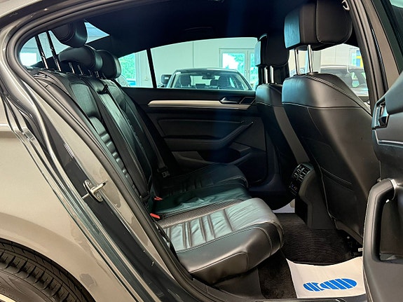 Volkswagen Passat 17 of 27