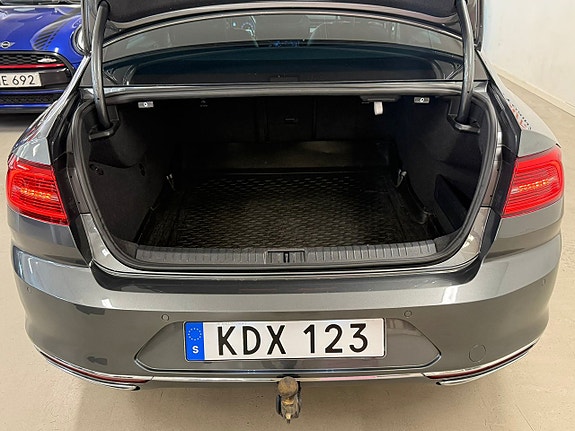 Volkswagen Passat 8 of 27