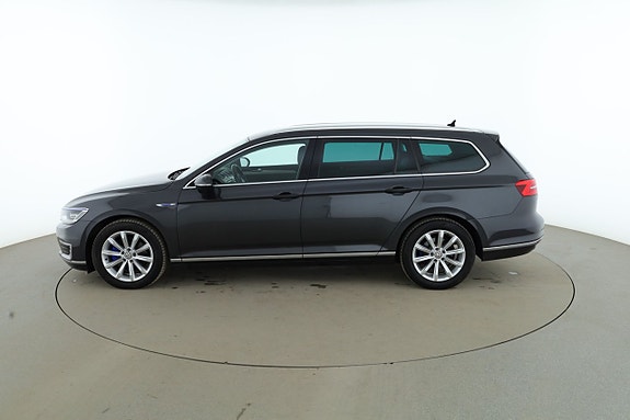 Volkswagen Passat 2 of 5