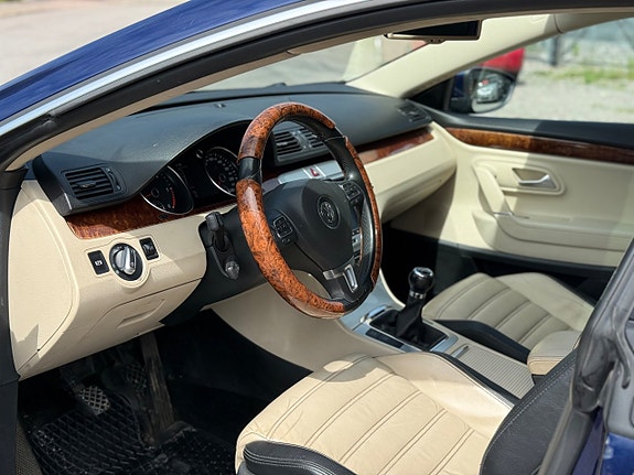 Volkswagen Passat CC 14 of 25