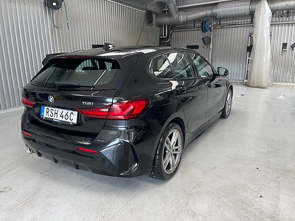 BMW 118i 4 of 5