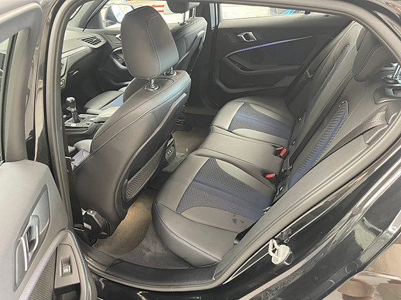 BMW 118i 3 of 5
