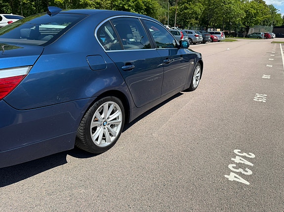 BMW 523i 4 of 5