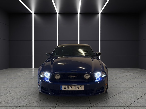 Ford Mustang 2 of 5