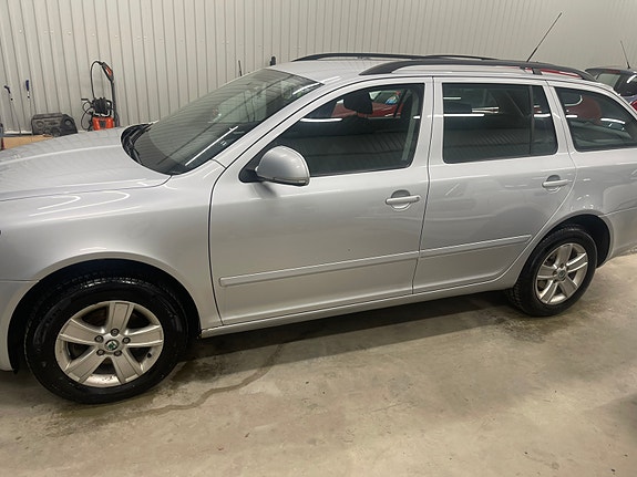 Skoda Octavia 2 of 5