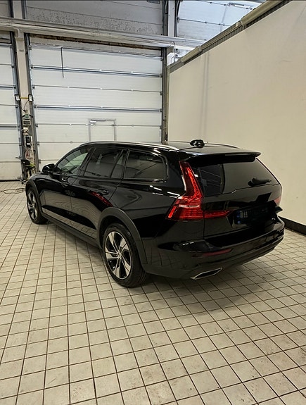 Volvo V60 Cross Country 2 of 5