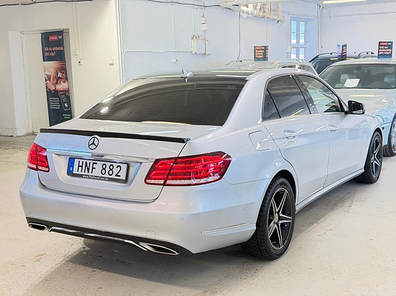 Mercedes-Benz E220 4 of 5