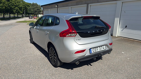 Volvo V40 2 of 5