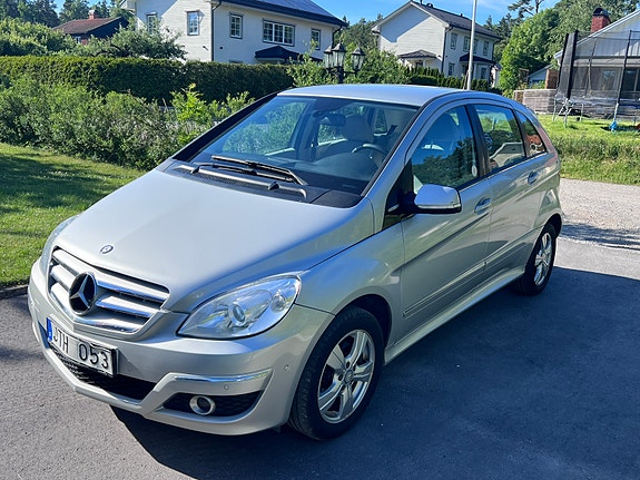 Mercedes-Benz B170 2 of 5