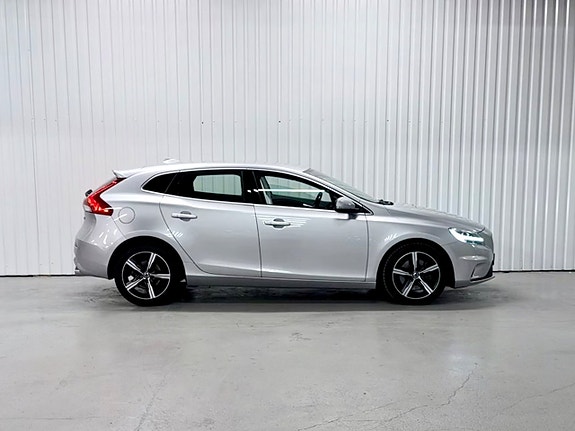 Volvo V40 2 of 20