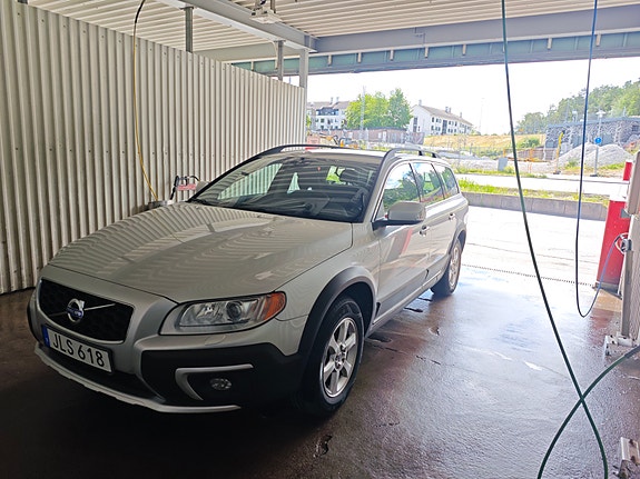 Volvo XC70 2 of 5