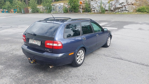 Volvo V40 2 of 5