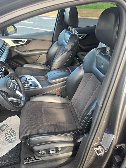 Audi Q7 2 of 5