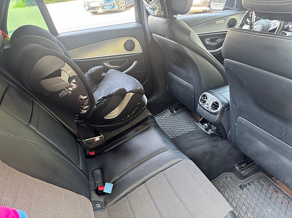 Mercedes-Benz E200 2 of 5