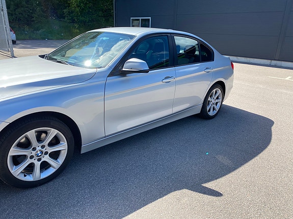 BMW 320d 2 of 5