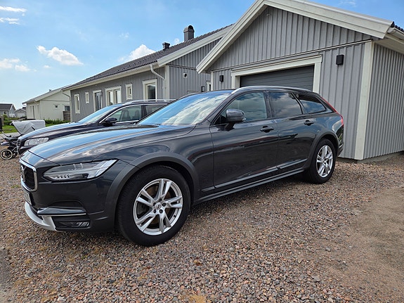 Volvo V90 Cross Country 2 of 5