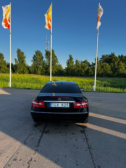 Mercedes-Benz E250 4 of 5