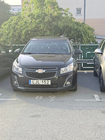 Chevrolet Cruze 2 of 5
