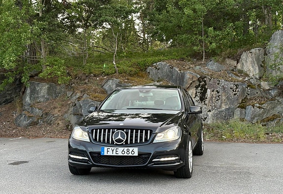 Mercedes-Benz C220 2 of 14