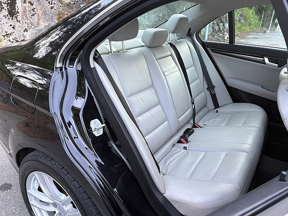 Mercedes-Benz C220 12 of 14