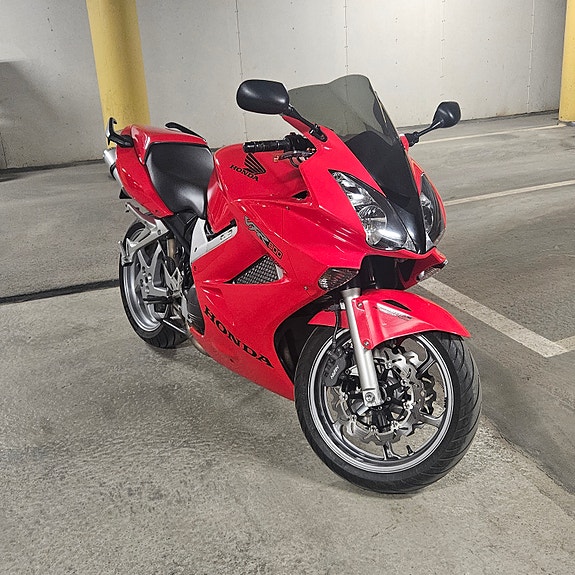 Honda VFR800 V4 VTEC 3 of 4