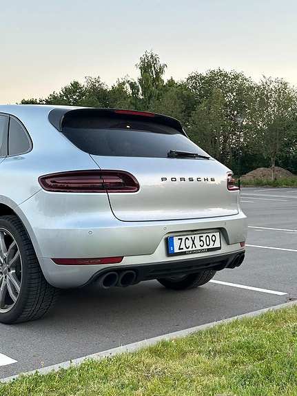 Porsche Macan GTS 4 of 5