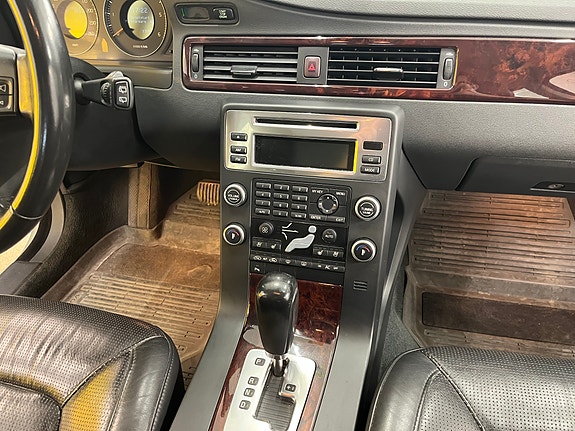 Volvo V70 7 of 9