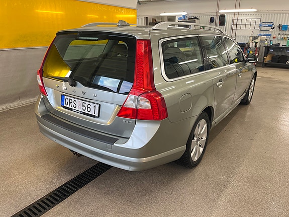 Volvo V70 3 of 5