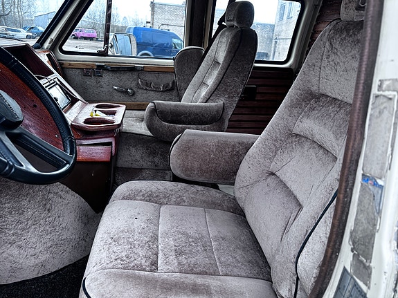 Chevrolet G20 3 of 5